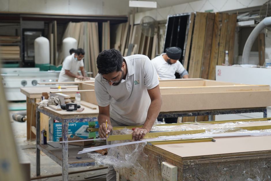 Cum alegi un producător de mobilier la comandă fără să iei țeapă: ghid complet
