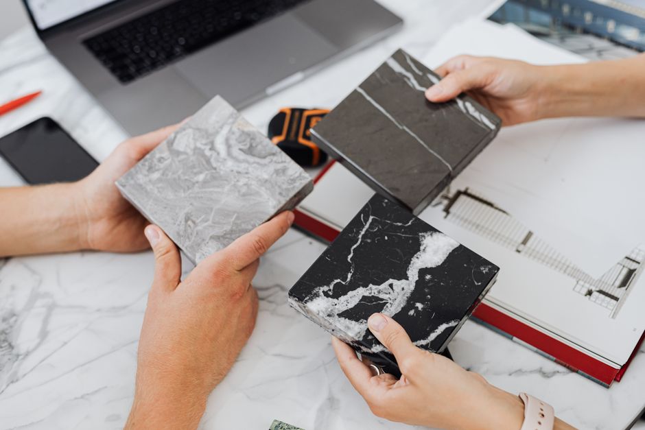 cum alegi un producator de mobila cu mostre materiale