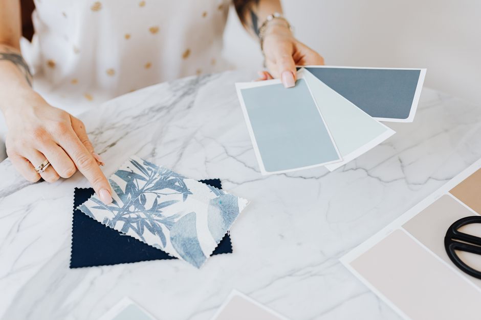 Designer de interior lucrând la un proiect de amenajare