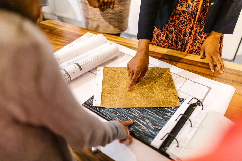 Echipă de arhitecți și designeri de interior în studio